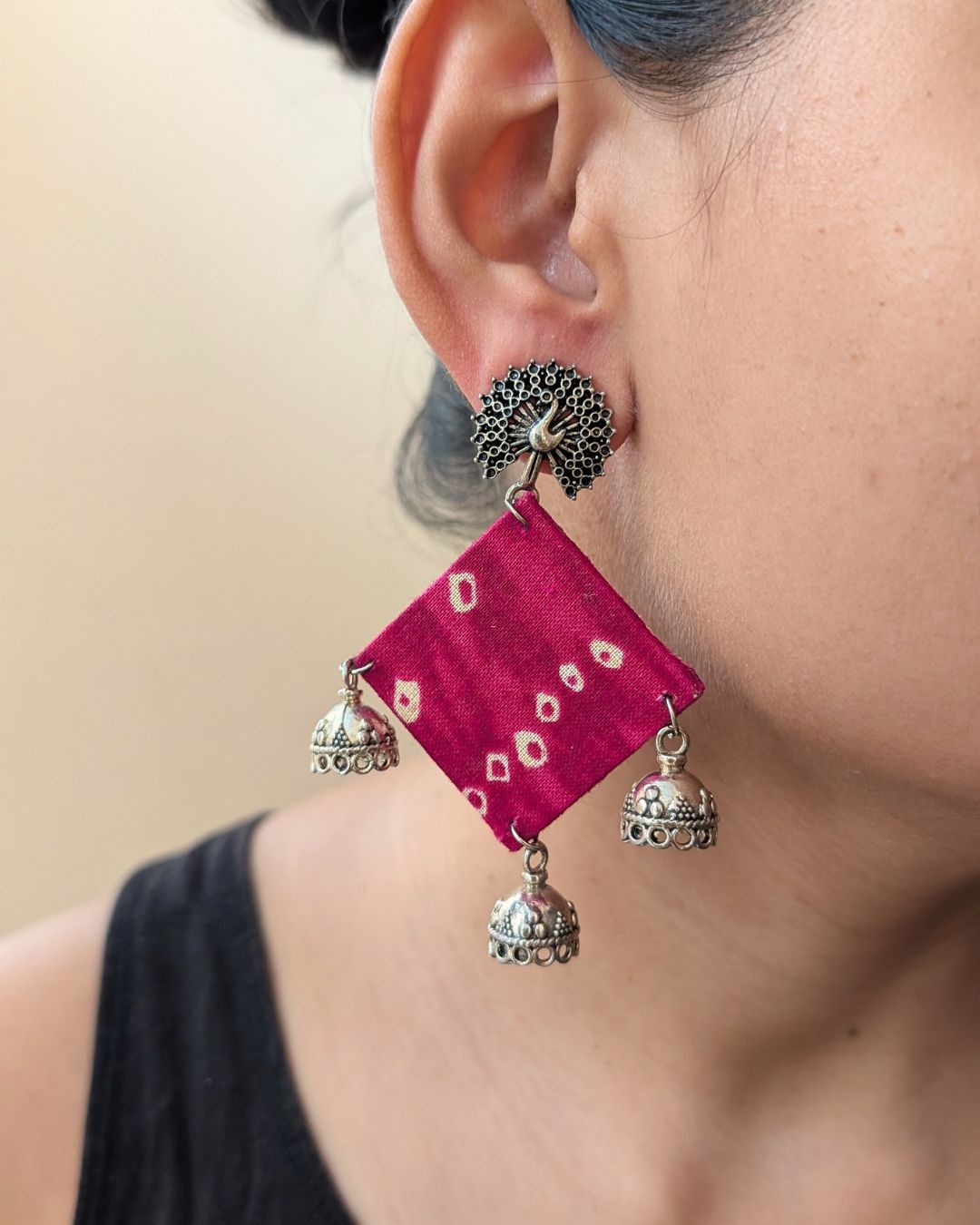 महिलाओं के लिए गुलाबी बांधनी कपड़े की झुमका बालियां