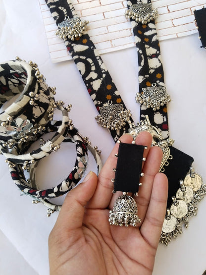 Black printed fabric necklace, bangles and earrings set with silver details on it