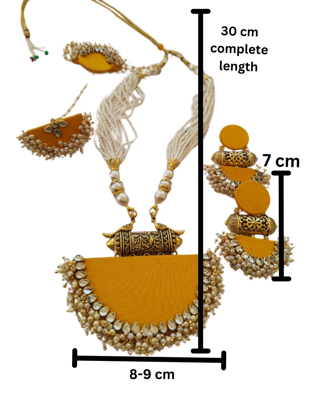 चमकीला पीला और सुनहरा हार, झुमके, कंगन, टीका सेट