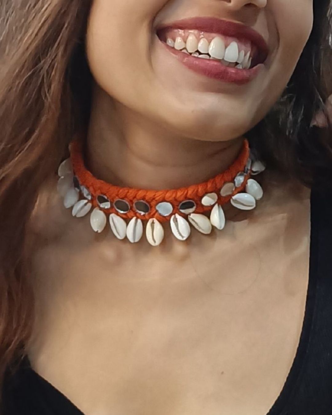 लाल धागे और मिरर शैल चोकर हार समायोज्य