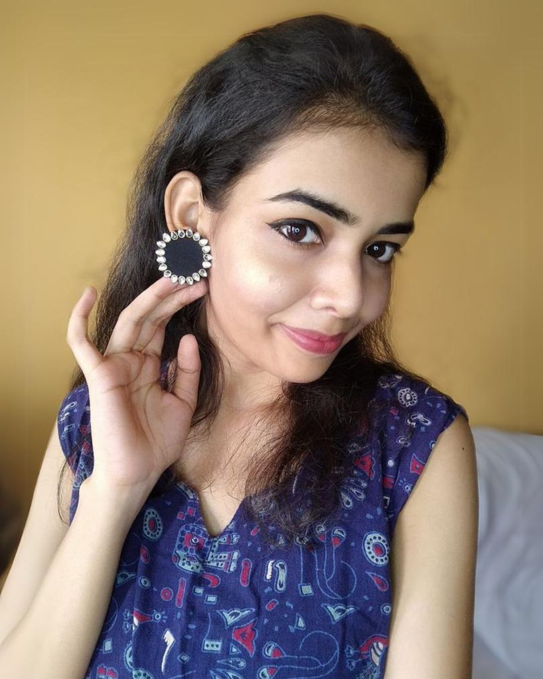 Plain Black Kundan Studs