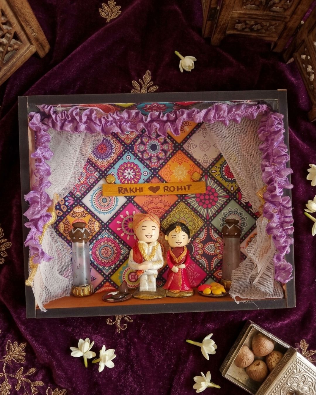 भारतीय दूल्हा-दुल्हन की रीति-रिवाज से बनाई गई शादी का लघुचित्र