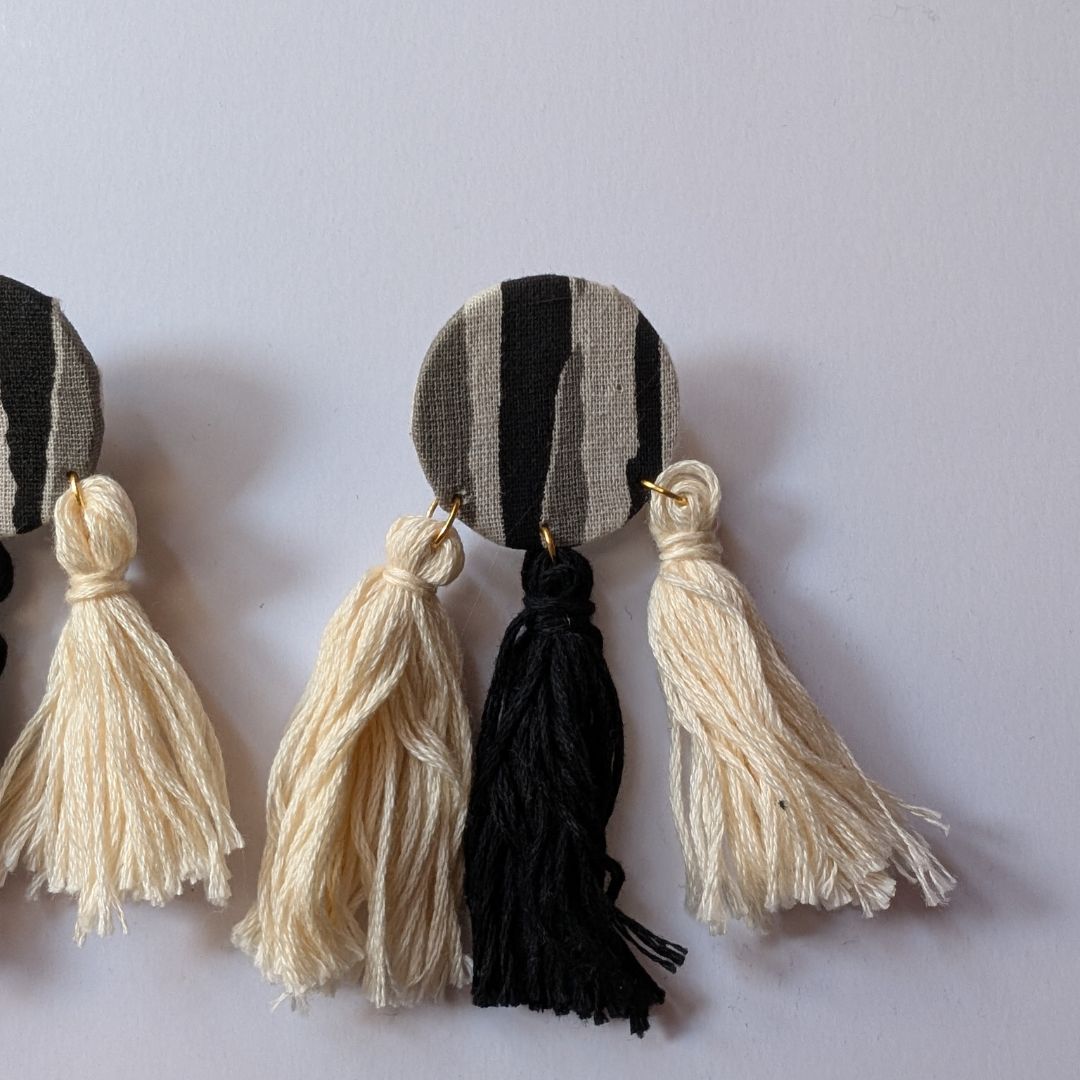 सीपियों कमरबंद के साथ फैब्रिक त्रिकोणीय दर्पण बेल्ट