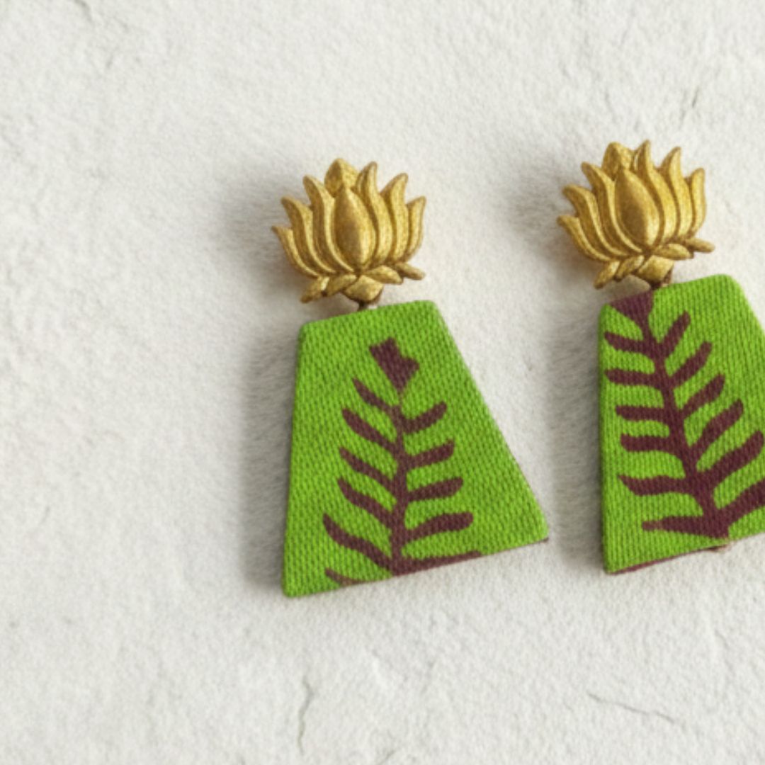 Light green leaf pattern golden charm earrings